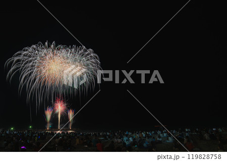 牧之原市相良サンビーチであるさがら海上花火大会のカラフルな打ち上げ花火を見る人々(静岡県) 牧之原市相良サンビーチであるさがら海上花火大会のカラフルな打ち上げ花火を見る人々(静岡県) 119828758