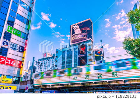 日本の東京都市景観 早朝…。ハチ公改札側から渋谷駅や山手線、3Dハチなどを望む＝21日 119829133