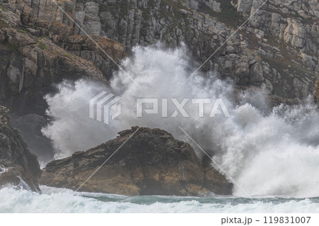 Large waves of the Atlantic Ocean crash against the rocks of a cliff 119831007