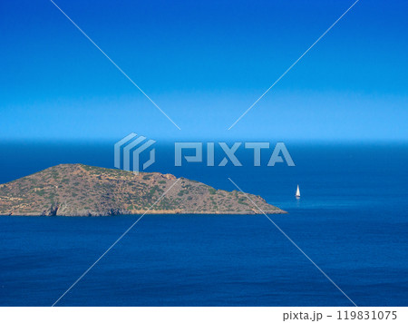 青い海に浮かぶ無人島 (ギリシャ、クレタ島、エロウンダ) 119831075