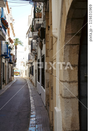 スペイン カタルーニャ地方の高級リゾート地 シッチェスの街並み スペイン カタルーニャ地方の高級リゾート地 シッチェスの街並み 119831969