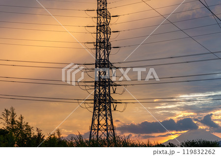 富士山と夕焼けに染まる送電線 119832262