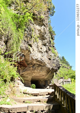 布引山の岩肌をくりぬいた観音堂への参道 布引山の岩肌をくりぬいた観音堂への参道 119832277