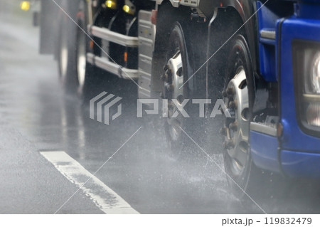 雨天走行中のトラック イメージ 雨天走行中のトラック イメージ 119832479