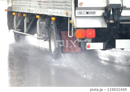 雨天走行中のトラック イメージ 雨天走行中のトラック イメージ 119832489