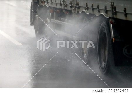 雨天走行中のトラック　イメージ 119832491