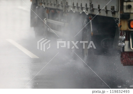 雨天走行中のトラック　イメージ 119832493