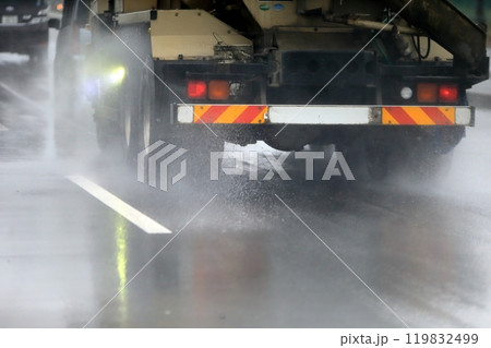 雨天走行中のトラック イメージ 雨天走行中のトラック イメージ 119832499