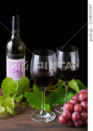 グラスに注いだ赤ワイン 119833187