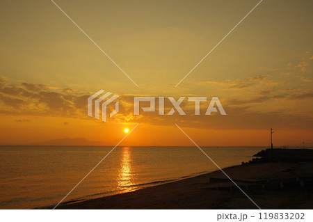島原市、猛島海岸から望む有明海と朝日の光景 119833202