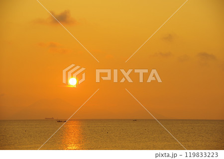 島原市、猛島海岸から望む有明海と朝日の光景 島原市、猛島海岸から望む有明海と朝日の光景 119833223