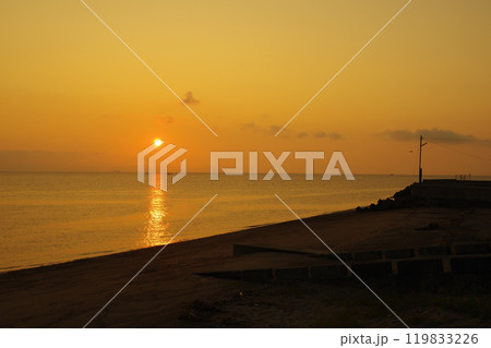 島原市、猛島海岸から望む有明海と朝日の光景 島原市、猛島海岸から望む有明海と朝日の光景 119833226