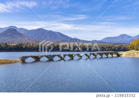 秋晴れの日の旧国鉄士幌線タウシュベツ川橋梁　北海道上士幌町 119833332