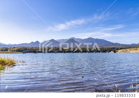 秋晴れの日の旧国鉄士幌線タウシュベツ川橋梁　北海道上士幌町 119833333