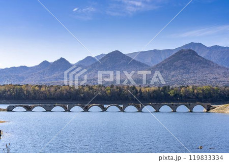 秋晴れの日の旧国鉄士幌線タウシュベツ川橋梁　北海道上士幌町 119833334