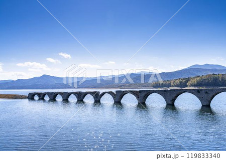 秋晴れの日の旧国鉄士幌線タウシュベツ川橋梁　北海道上士幌町 119833340