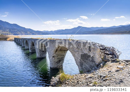 秋晴れの日の旧国鉄士幌線タウシュベツ川橋梁　北海道上士幌町 119833341