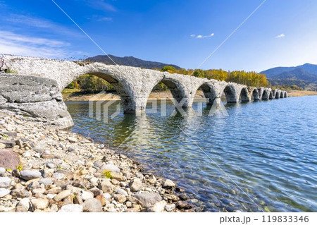 秋晴れの日の旧国鉄士幌線タウシュベツ川橋梁　北海道上士幌町 119833346
