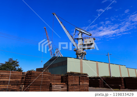 北海道　室蘭市　室蘭港の近くにある大きなクレーン 119833429