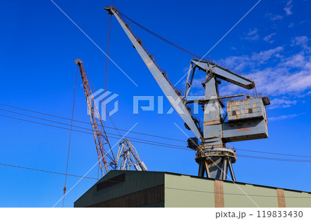 北海道　室蘭市　室蘭港の近くにある大きなクレーン 119833430