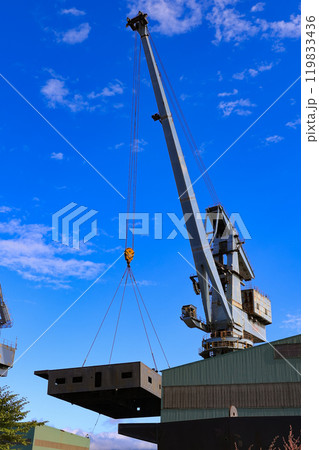 北海道　室蘭市　室蘭港の近くにある大きなクレーン 119833436