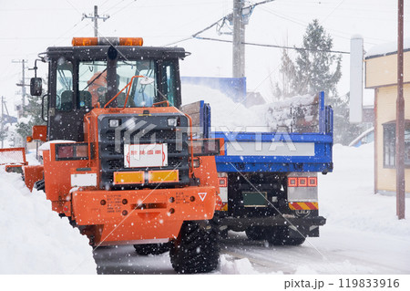 ロータリー除雪車による排雪作業 119833916