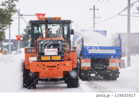 ロータリー除雪車による排雪作業 119833917