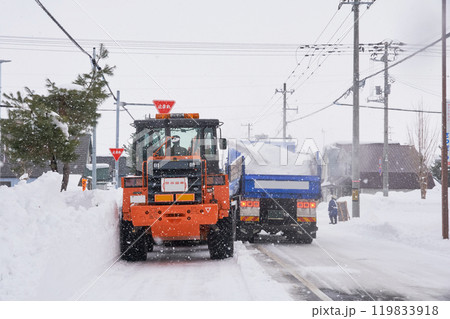 ロータリー除雪車による排雪作業 119833918