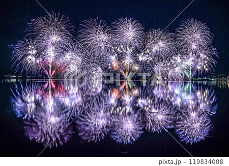 水面に映るフィナーレ　びわ湖大津ナイトクルーズ花火 119834008