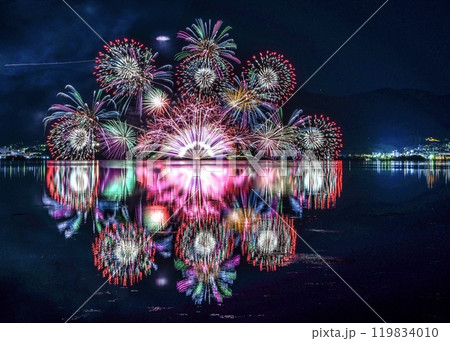 水面に映る万華鏡花火　びわ湖大津ナイトクルーズ花火 119834010