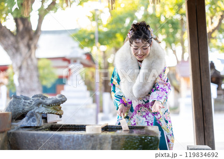神社でお参りする晴れ着の若い女性 神社でお参りする晴れ着の若い女性 119834692