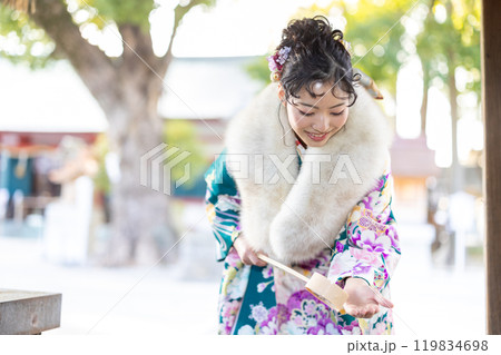 神社でお参りする晴れ着の若い女性 神社でお参りする晴れ着の若い女性 119834698