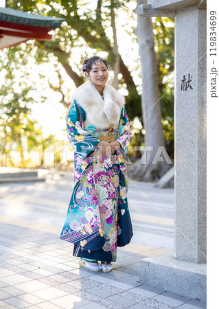 神社でお参りする晴れ着の若い女性 神社でお参りする晴れ着の若い女性 119834699