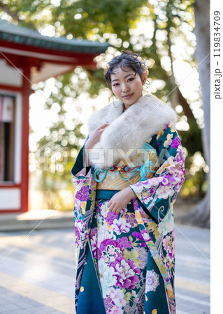 神社でお参りする晴れ着の若い女性 神社でお参りする晴れ着の若い女性 119834709