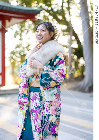 神社でお参りする晴れ着の若い女性 神社でお参りする晴れ着の若い女性 119834717