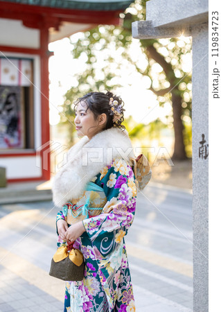 神社でお参りする晴れ着の若い女性 119834723