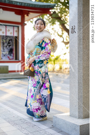 神社でお参りする晴れ着の若い女性 神社でお参りする晴れ着の若い女性 119834731