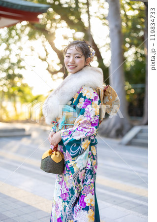 神社でお参りする晴れ着の若い女性 119834733