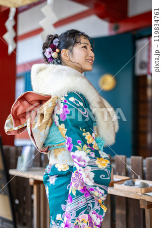 神社でお参りする晴れ着の若い女性 神社でお参りする晴れ着の若い女性 119834761