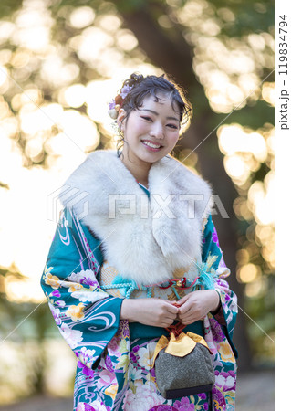 神社でお参りする晴れ着の若い女性 119834794