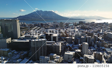 積雪の鹿児島市街地から桜島と錦江湾の空撮 119835158