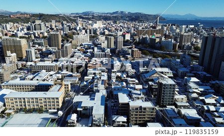 積雪の鹿児島中心部、加治屋町方面の街並みの空撮 積雪の鹿児島中心部、加治屋町方面の街並みの空撮 119835159