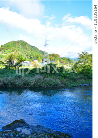 朝日射す早朝の利根川　上牧発電所付近の風景　みなかみ町　 119835164
