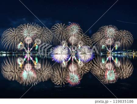 湖面に映る花火　びわ湖大津ナイトクルーズ花火 119835186
