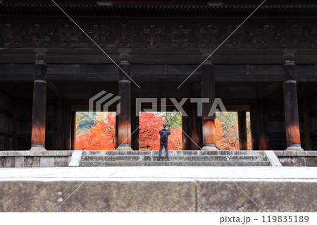 南禅寺 門からの鮮やかな紅葉を見るチョンマゲ男性 南禅寺 門からの鮮やかな紅葉を見るチョンマゲ男性 119835189