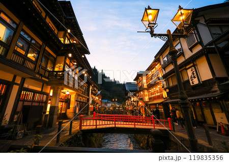 夕暮れのガス灯 119835356