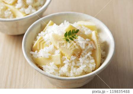 茶碗に盛り付けた筍ご飯 119835488