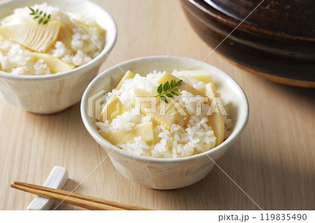 茶碗に盛り付けた筍ご飯 茶碗に盛り付けた筍ご飯 119835490