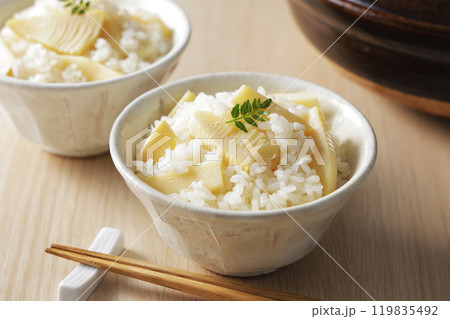茶碗に盛り付けた筍ご飯 119835492