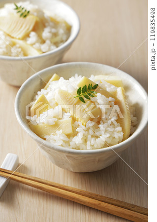 茶碗に盛り付けた筍ご飯 茶碗に盛り付けた筍ご飯 119835498